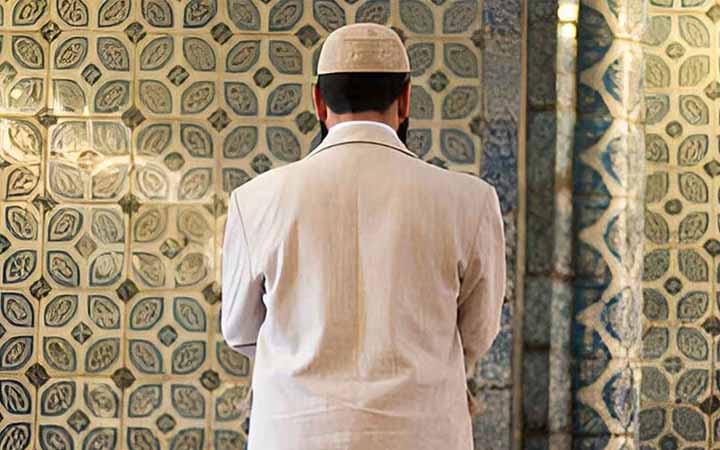 জেনে নিন ফরজ নামাজ বসে আদায় করার মাসয়ালা